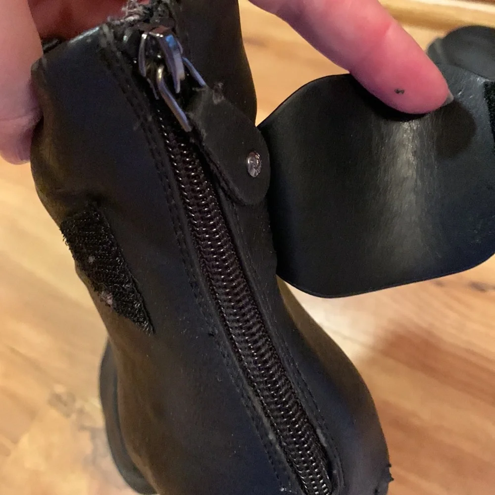 Simply Vera Wang Randie 8-1/2 ankle boots 3” black rear zip tab booties EUC